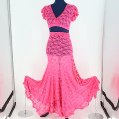 【ベリーダンス用衣装】ショッキングピンク レース生地 上下セット 花柄 フリル 透け感 可愛い 女性らしい ストレッチ 鮮やか レッスン着 練習着 トップス スカート インナーショーツ セット