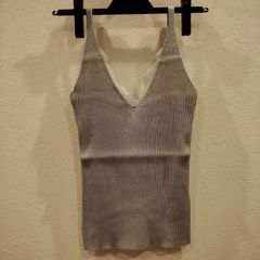グレーのキャミソール