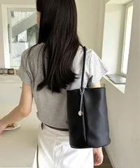 バケットバッグ レディース 縦型 ハンドバッグ ワンストラップ フェイクレザー 大人 オルチャン かわいい 手提げ 鞄 通勤 オフィスカジュアル お散歩 肩掛けバッグ 無地 バッグ 韓国風 お出かけ フェミニン マグネット開閉