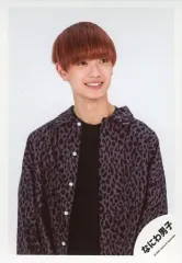 【中古】生写真(ジャニーズ) なにわ男子/高橋恭平/上半身・衣装紫・黒・両手下・目線右・笑顔・背景白/「関ジュ 夢の関西アイランド 2020 in 京セラドーム大阪 ～遊びにおいでや!満足 100%～」グッズオフショット/公式生写真