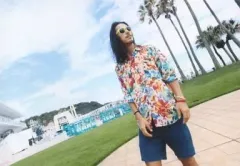 【中古】生写真(男性) 三代目 J Soul Brothers/NAOKI/横型・膝上・シャツ花柄白赤・サングラス・野外/「Powder Snow ～永遠に終わらない冬～」 EXILE mobile＆EX FAMILY会員限定特典