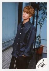 【中古】生写真(ジャニーズ) ジャニーズWEST/藤井流星/膝上・衣装紺・両手ポケット・体左向き/「スタートダッシュ/アカツキ」MV＆ジャケ写撮影オフショット/公式生写真