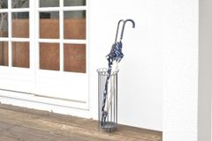 傘立て スリム おしゃれ 水受けトレー付 スチール 丸型 シンプル 傘置き アンブレラスタンド ブラウン/アイボリー W16×D16×H47