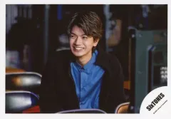 【中古】生写真(ジャニーズ) SixTONES/高地優吾/横型・バストアップ・衣装黒.青・両手下・目線左・笑顔/シングル「NAVIGATOR」MV＆ジャケ写オフショット/公式生写真