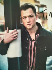 タロン・エガートン直筆サイン入り2Lサイズ写真… Taron Egerton