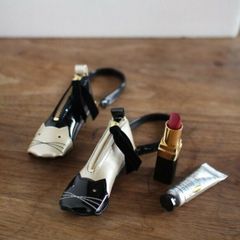 猫 口紅・印鑑が入るバッグチャーム 右 お顔がブラックで体がアイボリー