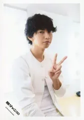 【中古】生写真(ジャニーズ) 関ジャニ∞/大倉忠義/上半身・衣装白・左手ピース・体右向き・目線左/16-17冬 パンフ＆グッズ撮影/公式生写真