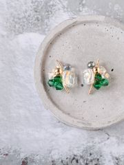 grain of light gold/emerald