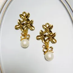 ハンドメイド　ゴールドフラワー&リボン付きコットンパール〈ピアス/イヤリング/チャーム〉