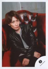 【中古】生写真(ジャニーズ) ジャニーズJr./渡辺翔太/膝上・座り・衣装黒グレー・両手膝の上/17秋 SiXTONES・Snow Man「少年たち～Born TOMORROW～」パンフ＆グッズ撮影オフショット/公式生写真