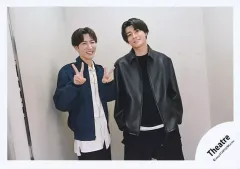 【中古】生写真(STARTO) Snow Man・SixTONES/渡辺翔太・森本慎太郎/横型・膝上/「DREAM BOYS」グッズオフショット/公式生写真