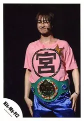 【中古】生写真(ジャニーズ) Kis-My-Ft2/宮田俊哉/膝上・衣装ピンク、青・ライブフォト/公式生写真