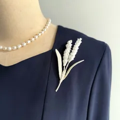 ホワイトラベンダー❤︎ 布花ブローチ　一点物　フォーマルコーデ　卒園式　卒業式　入園式　入学式　母の日　コサージュ　オケージョン　北欧風　ナチュラル　小ぶり　シンプル　大人　子供