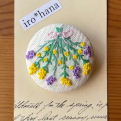 くるみボタン刺繍ブローチ (ラベンダー&ミモザのスワッグ) ハンドメイド