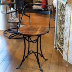 ロートアイアン（鍛鉄）の脚部と木製天板のラウンドカフェテーブル