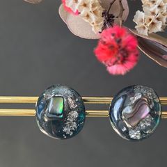 煌めく星空 - 宇宙を感じる一粒ピアス