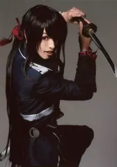 【中古】生写真(男性) 杉江大志(鯰尾藤四郎)/膝上・衣装黒・右向き・両手上げ・背景グレー・キャラクターショット/舞台「刀剣乱舞」トレーディングブロマイド