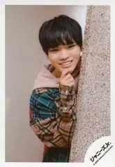 【中古】生写真(ジャニーズ) 関西ジャニーズJr./奥村颯太/上半身・衣装緑・ベージュ・チェック柄・右手顎・笑顔・覗き込み/「関ジュ 夢の関西アイランド 2020 in 京セラドーム大阪 ～遊びにおいでや!満足 100%～」グッズオフショット/公式生写真