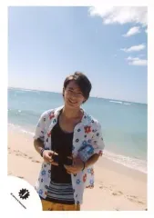 【中古】生写真(ジャニーズ) Mr.King vs Mr.Prince/平野紫耀/膝上・シャツ白・青赤黒花柄・両手サングラス・斜め・砂浜・海・空/16新春 ジャニーズJr. ハワイオフショット/公式生写真