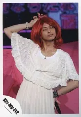 【中古】生写真(ジャニーズ) Kis-My-Ft2/藤ヶ谷太輔/ライブフォト・上半身・衣装白・左手腰・右手頭・赤い髪のかつら/公式生写真