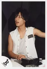 【中古】生写真(ジャニーズ) 関ジャニ∞/錦戸亮/上半身・ベスト白・左手横・目線左・背景黒・左下ロゴ「R」/公式生写真