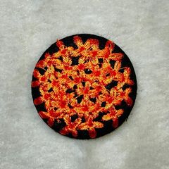 ★刺繍缶バッジ★　キンモクセイ　黒背景