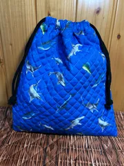 416 ハンドメイド　巾着袋　35×30  オムツ入れ　お着替え袋　ブルー　お道具入れ　上履き入れ　体操着袋　ズック袋　キルティング　 水族館　水の生き物　海　イルカ　サメ　クジラ　ジンベエザメ　小学校　こども園　男の子　女の子