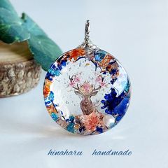 ぷっくりサークル＊花トナカイネックレス(ブルー＊オレンジ)