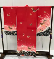 «花ラブリ»JK654　リユース　リサイクル　三つ身　色移り有　七五三　オレンジ色の伊達衿付　赤　レッド　桃色　ピンク　黒　ブラック　蝶々　草花　和装　和柄　和服　女児　女の子　３歳～４歳（数えで５歳）頃