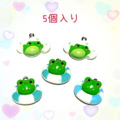8294◾️チャーム◾️かえるちゃん◾️５個入り◾️樹脂粘土パーツ◾️工作　ハンドメイド　材料　手作り　ビーズ　カンつき　ミニチュア　装飾 合金　エナメル　じゃらじゃら材料