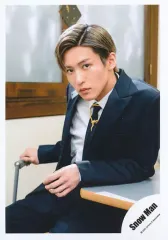 【中古】生写真(ジャニーズ) Snow Man/目黒蓮/膝上/シングル「ブラザービート」MV＆ジャケ写オフショット/公式生写真