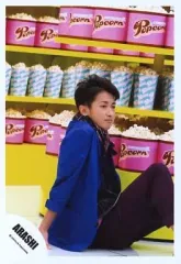【中古】生写真(ジャニーズ) 嵐/大野智/膝上・座り・ジャケット青・右向き・後ろにポップコーン・「ARASHI LIVE TOUR Popcorn」/公式生写真