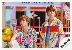 【中古】生写真(ジャニーズ) Kis-My-Ft2/藤ヶ谷太輔・北山宏光/横型・上半身・衣装ピンク・黄色・青・白・黒・赤・藤ヶ谷座り・目線左上・顔上げ・北山目線右/「Sha la la☆Summer Time」PV＆ジャケ写撮影/公式生写真