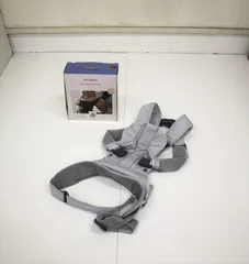 美品 ベビーキャリア ONE KAI Air シルバー 抱っこ紐 おんぶ 新生児OK 快適フルメッシュ スタイ付 クリーニング済み C475003