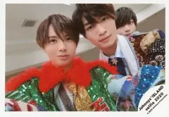 【中古】生写真(ジャニーズ) ジャニーズJr./井上瑞稀・那須雄登・中村嶺亜/横型・バストアップ・衣装オレンジ・緑・青・中村後ろから覗き込み/Johnnys’ ISLAND セルフィー 2020/公式生写真