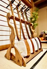 ♪ハンドメイド　沖縄三線スタンド　木製　ブラックカラー 4丁用　匿名配送♪ Amazon.co.jp: 三線スタンド 折りたたみスタンド黒 Black