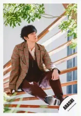 【中古】生写真(ジャニーズ) 嵐/松本潤/全身・座り・衣装チェック柄えんじ色・体右向き/シングル「君のうた」MV＆ジャケ写撮影オフショット/公式生写真