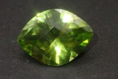 天然ペリドット2.556ct 約8×11mm ソーティング付き！