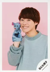 【中古】生写真(ジャニーズ) なにわ男子/大橋和也/上半身・衣装グレー・右手ネズミのパペット・左向き・笑顔・背景ピンク/Greeting Photo ～ニューイヤーVer.～/公式生写真