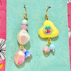 イヤーアクセサリー　刺繍　レトロ　派手かわ