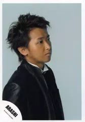 【中古】生写真(ジャニーズ) 嵐/大野智/バストアップ・衣装ジャケット黒・背景水色/公式生写真