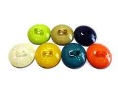 約15mm 18個入り プレ－ン ラメ調 ホワイト色系 イエロー色系 ブル－グリーン色系 オレンジ色系 グリーン色系 ベ－ジュ色系 ブラック色系 ド－ム型 表2穴 ポリエステル ボタン シャツ ブラウス 手芸用