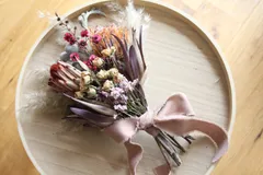 プロテアニオベとスターチスのナチュラル春色スワッグ・ブーケ (36㎝)