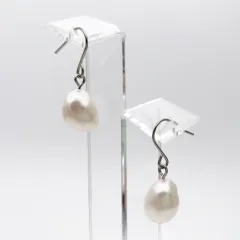 ちょっと大きな照りっ照りバロックパールの揺れるピアス/イヤリング 11mm 12mm 真珠 フック チタン 金アレ対応