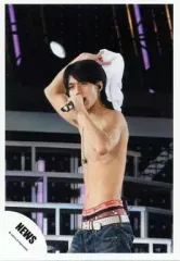 【中古】生写真(ジャニーズ) NEWS/錦戸亮/膝上・上半身裸・左手マイク・ライブフォト/公式生写真