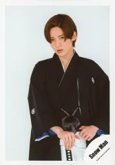 【中古】生写真(ジャニーズ) Snow Man/目黒蓮/膝上・衣装黒・白・袴・右手刀・左手腰元・顔左向き・背景白/「アクリルスタンドII」オフショット/公式生写真