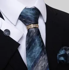 発表会　青系ストライプ　ネクタイ　ポケットチーフ　カフスボタン　リング　4点 セット　結婚式　イベント　卒業式　入学式　入社式　父の日　七五三祝い　ダンスパーティー　バーテンダー　格安　ストライプ柄　ネイビー色　紺色　グレー色　鼠色　シルバー色　銀色　ブルー色