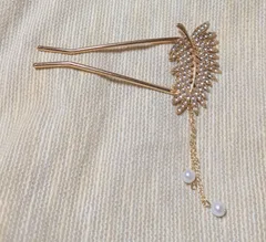 新品未使用☆豪華なゴールドとパールがポイント☆夜会巻きだけじゃなく飾りにも☆オシャレに決まります☆これからのシーズンに☆ヘアフォークかんざし☆