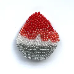 いちご味のかき氷　ビーズ刺繍　ブローチ　スワロフスキー入り