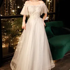 星が散りばめられオシャレなデザインのオフショルドレス?.?